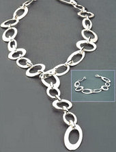 bg4N4_5B84 (Silver Oval Hoop Necklace and Bracelet Set)